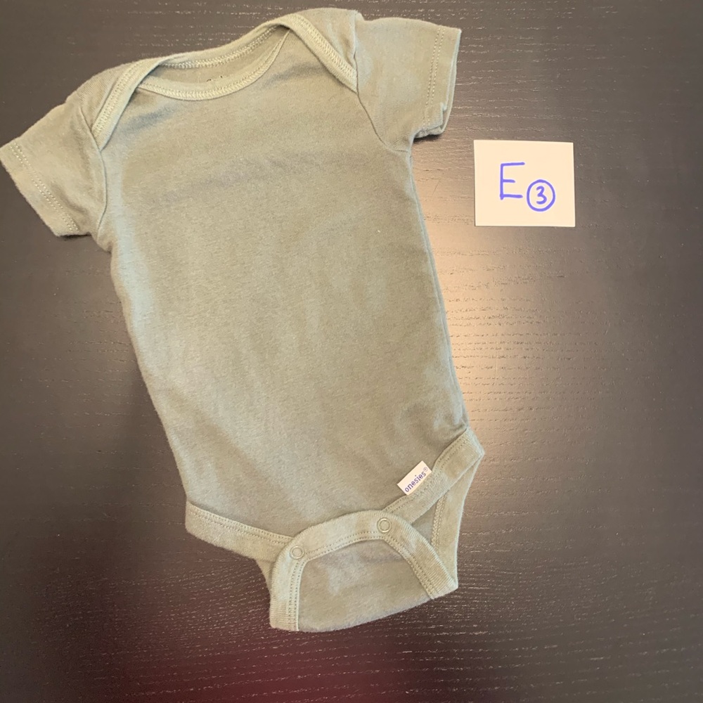 ⭐️4/$5.00⭐️— 0-3m Gerber Olive /Sage Green Onesie